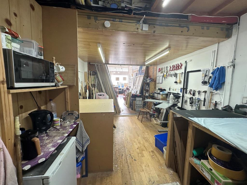 Lot: 11 - COMMERCIAL INVESTMENT - Shop floor from back looking down onto beach